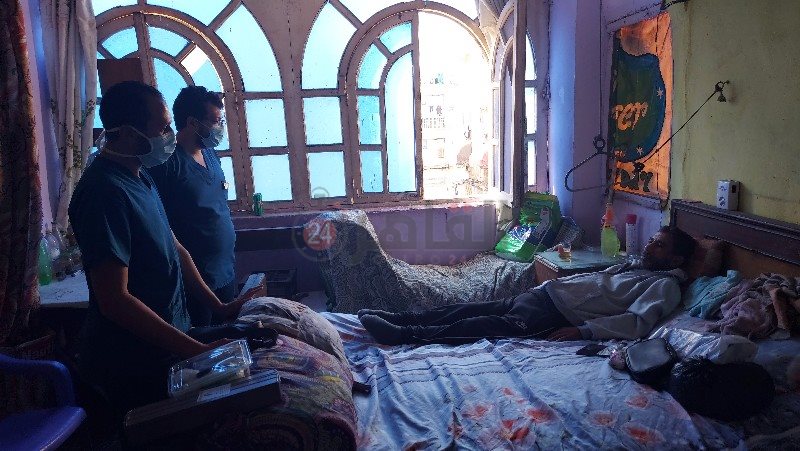 فريق طبي في منزل الشاب رزق 