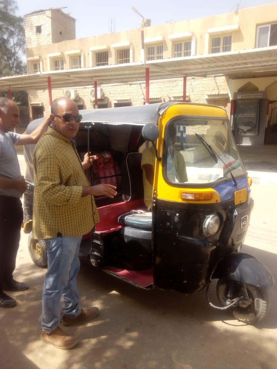 ضبط تكاتك مخالفة في الفيوم