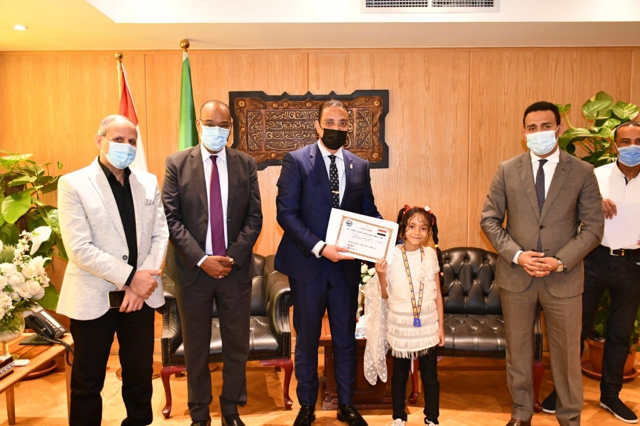 محافظ الفيوم يُكرم مدرسة الغريب