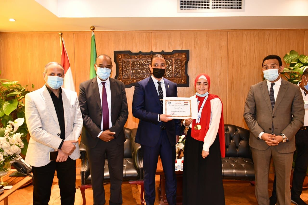 محافظ الفيوم يُكرم مدرسة الغريب