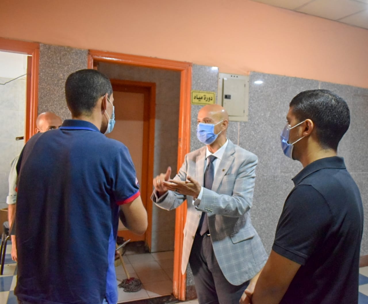 وكيل وزارة الصحة يتابع تطعيم المواطنين بلقاح كورونا بأبو حماد 04