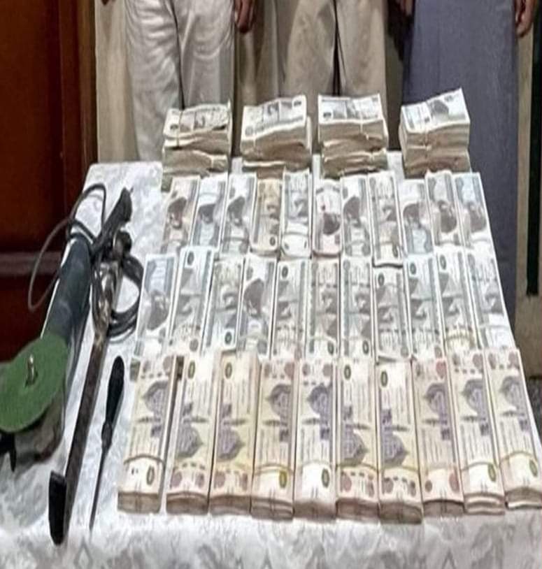 المتهمين وجزء كبير من المبلغ المسروق