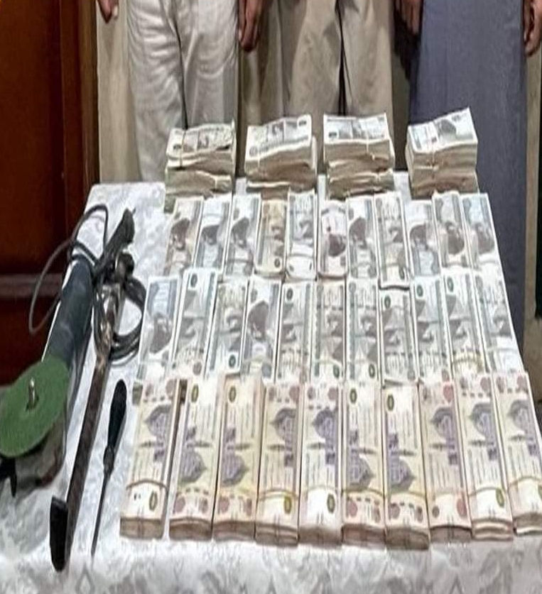 المضبوطات وخلفها المتهمين