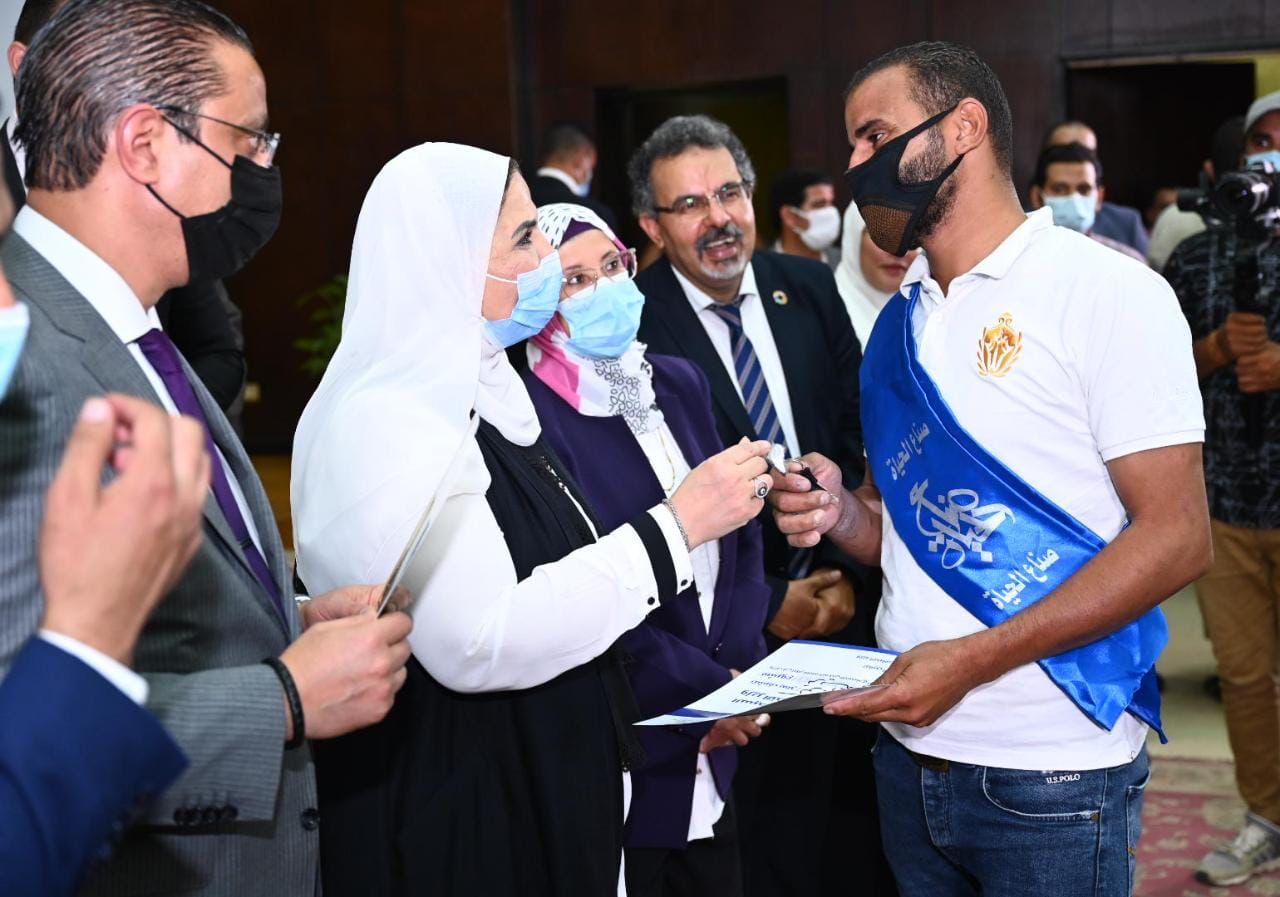 «القباج» و«الأنصاري» يسلمان عددًا من الأسر مشاريع إنتاجية.. ويتابعان جلسة محاكاة للتحفيز على العمل والإنتاج |صور