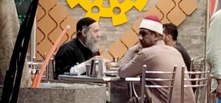 صورة ملتقطة لشيخ وقس في الفيوم