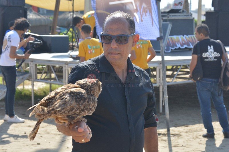 تصوير الأهالي مع الطيور 