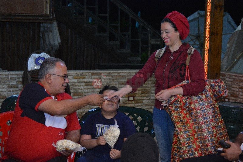 فتاة تبيع الفيشار للرزق الحلال علي شاطئ بورسعيد 