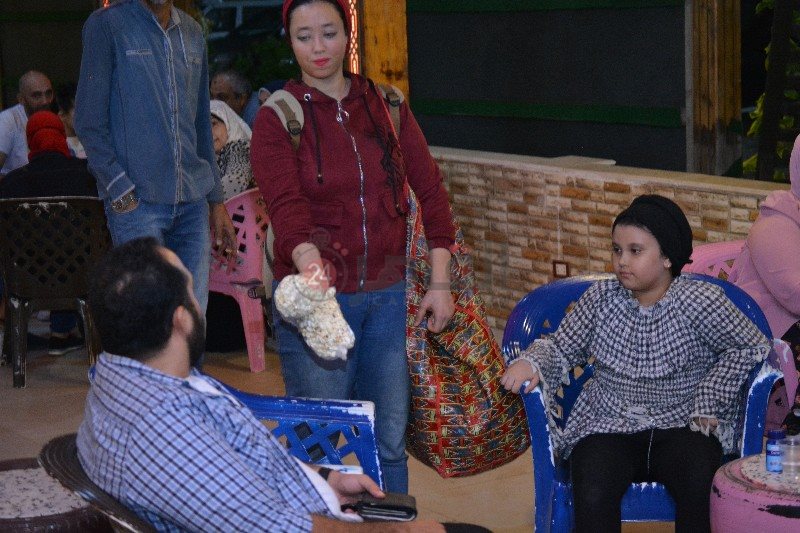 بائعة الفيشار علي شاطئ بورسعيد 