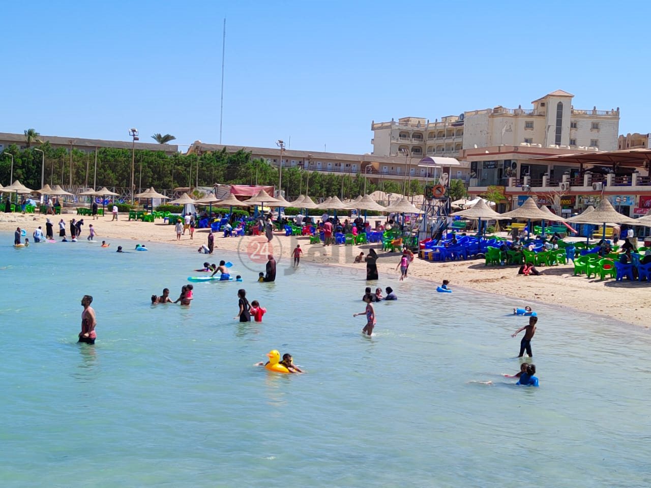 إقبال على الشواطئ العامة بالغردقة