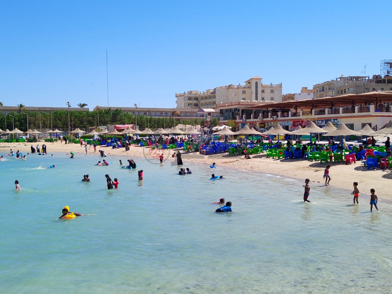 إقبال على الشواطئ العامة بالغردقة
