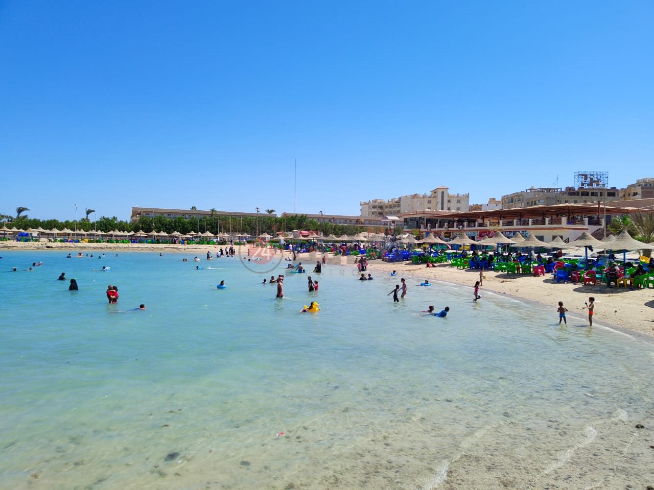 إقبال على الشواطئ العامة بالغردقة