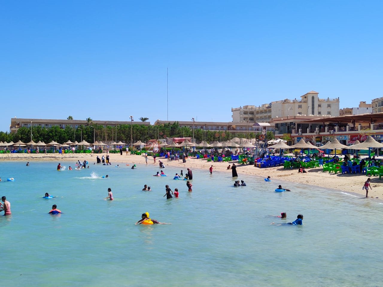إقبال على الشواطئ العامة بالغردقة