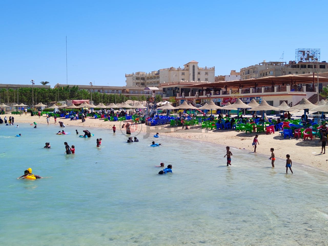 إقبال على الشواطئ العامة بالغردقة