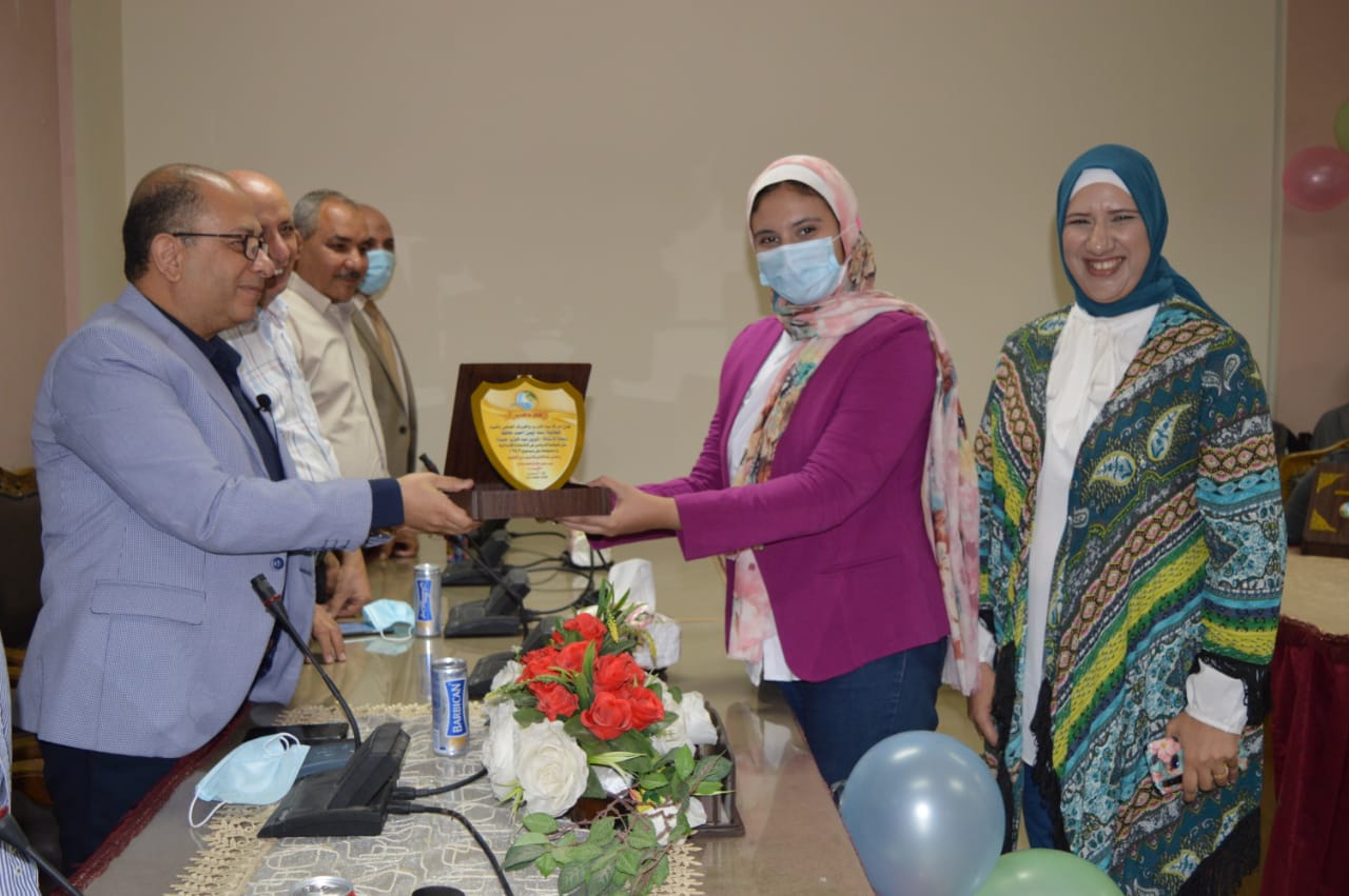 مياه الفيوم تكرم أبناء العاملين المتفوقين دراسيًا