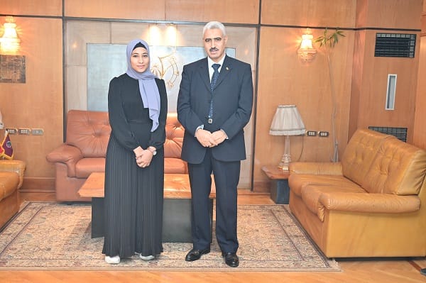 رئيس جامعة الفيوم يكرم أميرة شعبان
