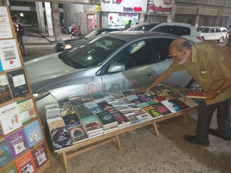 عم توفيق بائع الكتب ببورسعيد 