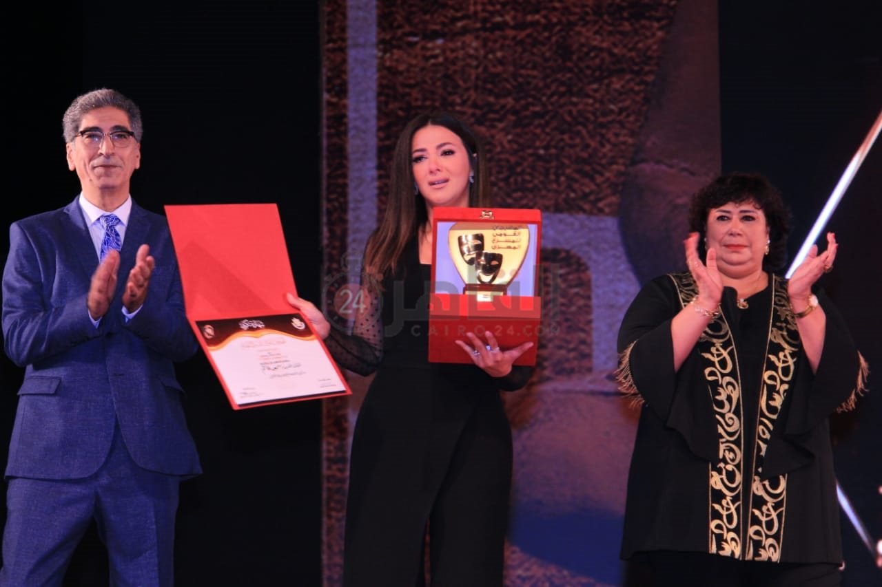 دنيا سمير غانم تتسلم تكريم والديها في القومي للمسرح 1 (9)