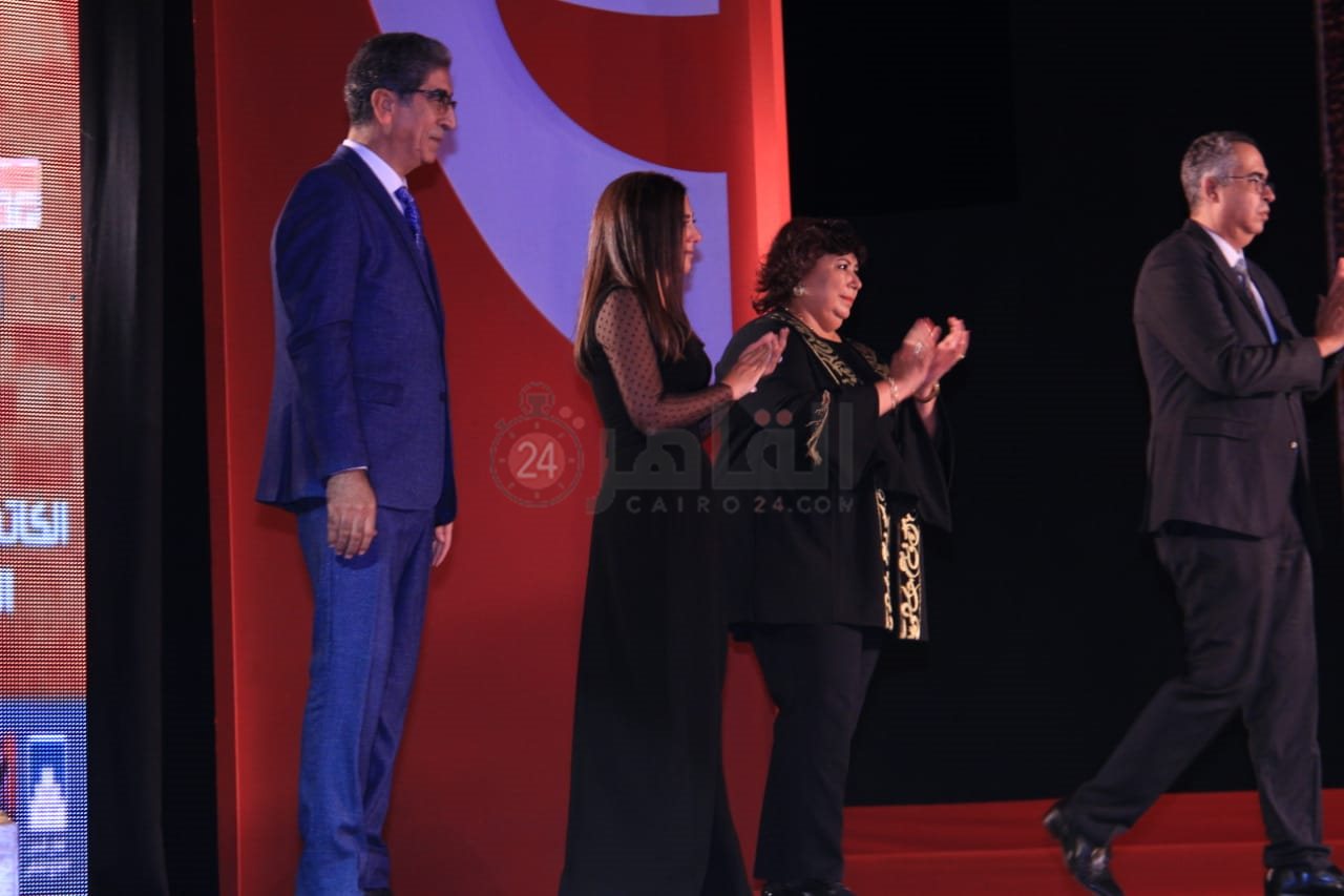 دنيا سمير غانم تتسلم تكريم والديها في القومي للمسرح 1 (12)