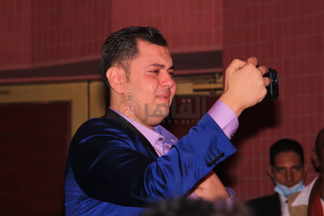 سامي مغاوري يبكي أثناء تكريم والده بمهرجان القومي للمسرح(1)