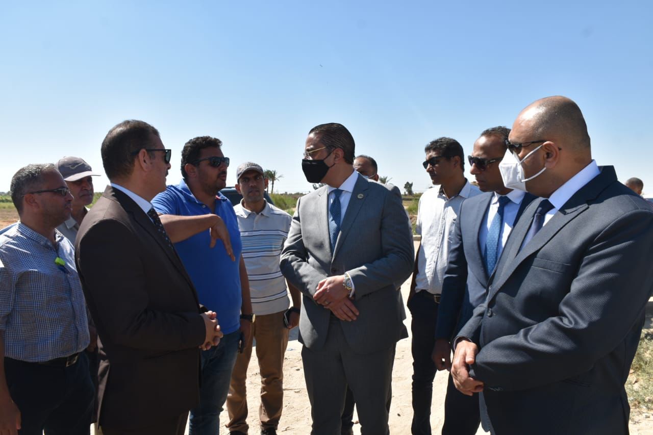 محافظ الفيوم ورئيس فرع الرقابة يتفقدان تبطين بحر العويج