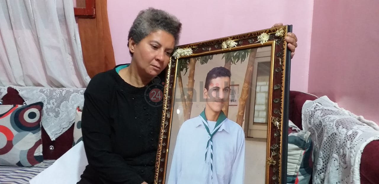 والدة الشاب الضحية