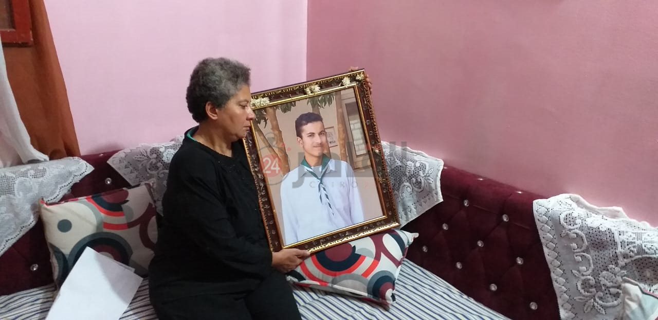 والدة الشاب الضحية