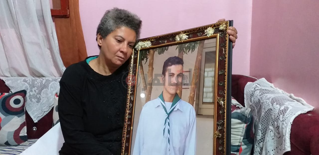 الأم تحتضن ابنها الشاب ضحية الدهس