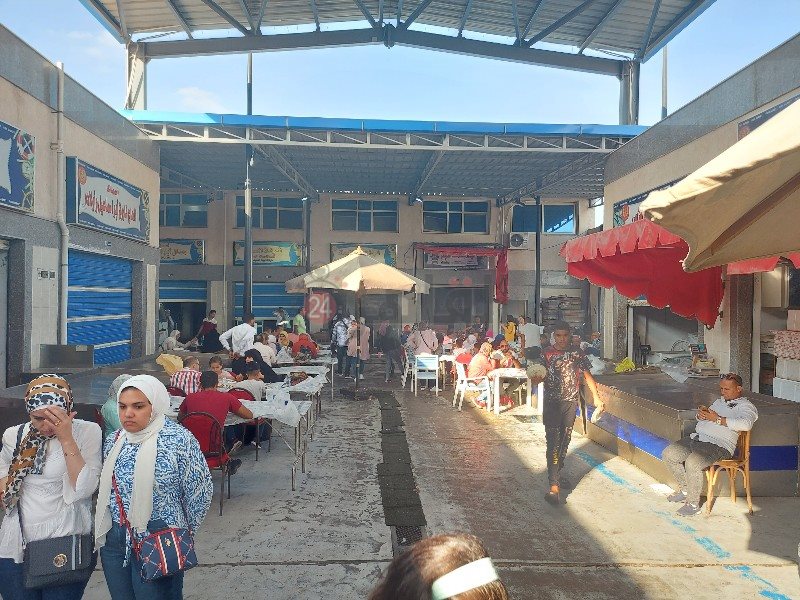 إقبال الزوار علي سوق الأسماك 