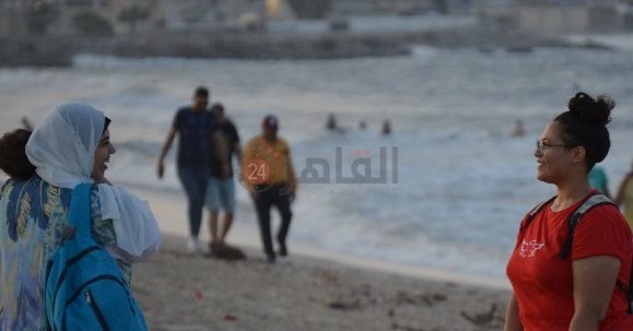 فتاة تبيع العصائر علي شاطئ بورسعيد 