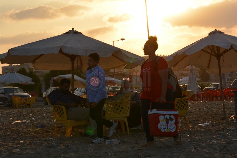 بائعة العصائر الفريش علي شاطئ بورفؤاد 