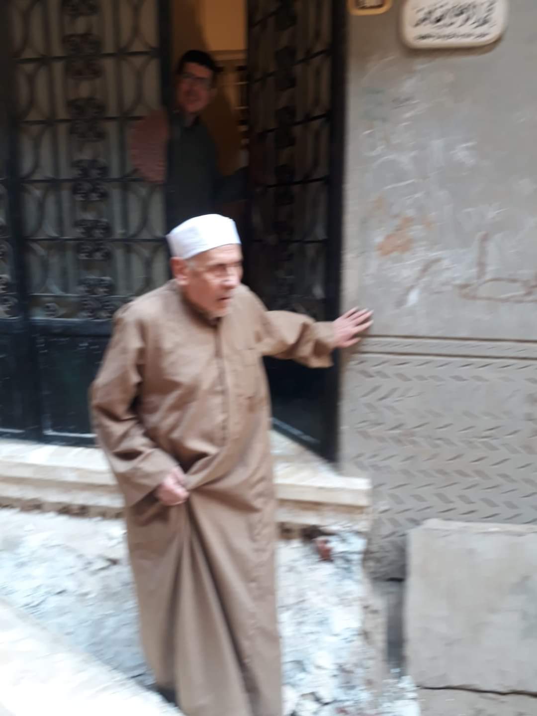 العجوز الكفيف بعد إزالة درجتي منزله بالشرقية 2