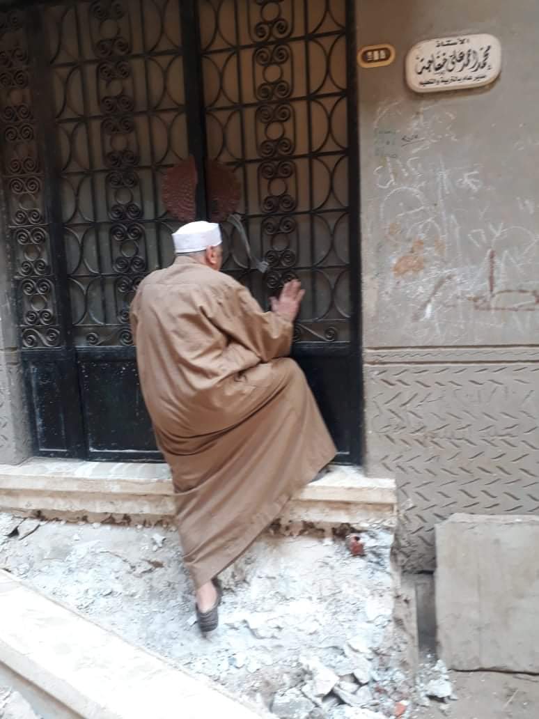 العجوز الكفيف بعد إزالة درجتي منزله بالشرقية 4