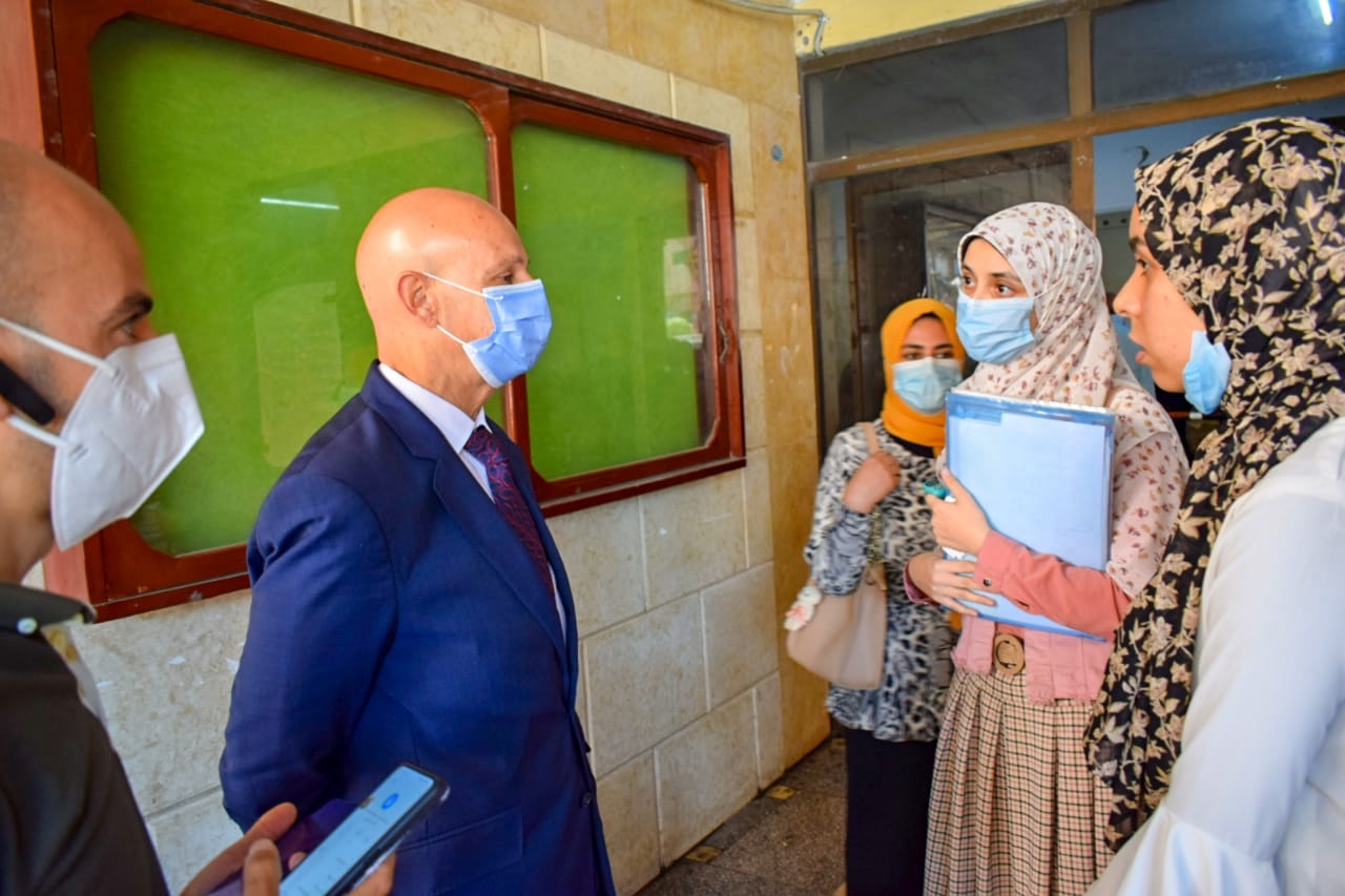 وكيل وزارة الصحة بالشرقية يتابع تطعيم المواطنين والمسافرين بلقاح كورونا 01