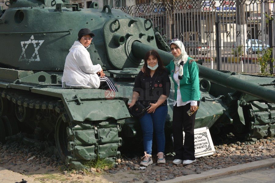 الاهالي يلتقطون الصور التذكارية علي الدبابات 