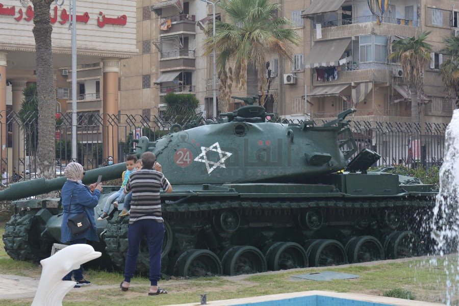 التقاط الصور التذكارية علي الدبابات