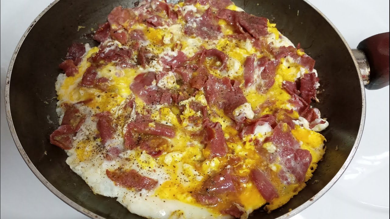 طريقة عمل بيض بالبسطرمة للشيف حسن