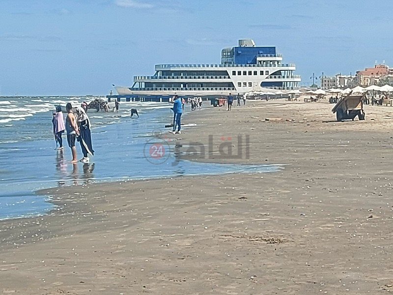 إقبال المصطافين علي شواطئ بورسعيد 