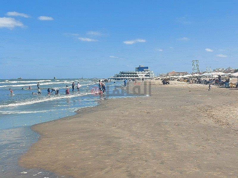 شاطئ بورسعيد يستقبل المصطافين في ذكري أكتوبر