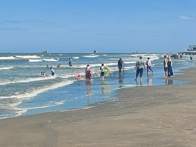 إقبال متوسط علي الشاطئ 