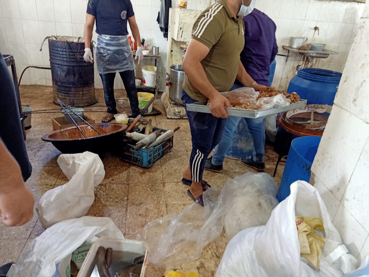 ضبط حلوى مجهولة المصدر وغير صالحة للاستهلاك بالشرقية 02