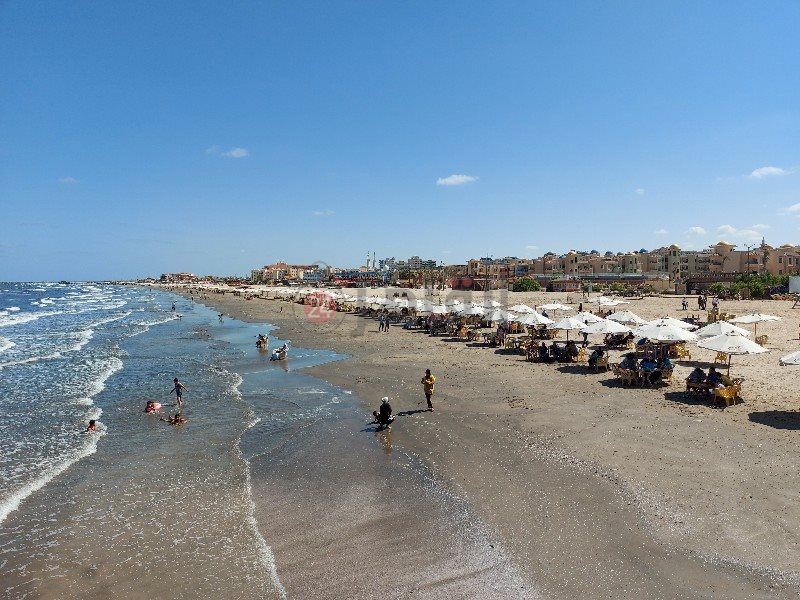 إقبال علي شاطئ بورسعيد رغم اغلاقه 