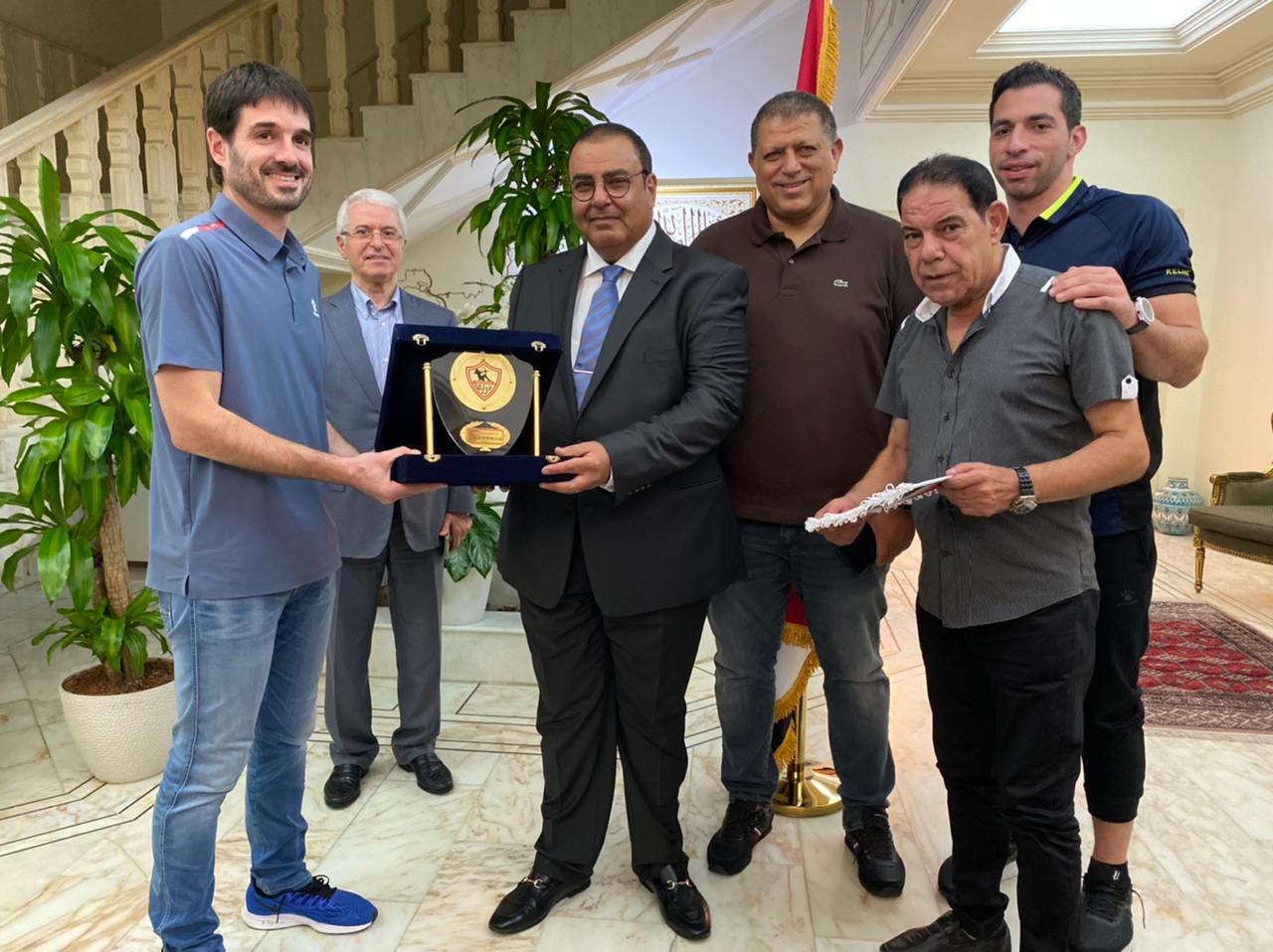 قنصل مصر بالسعودية يقيم مأدبة عشاء لبعثة يد الزمالك