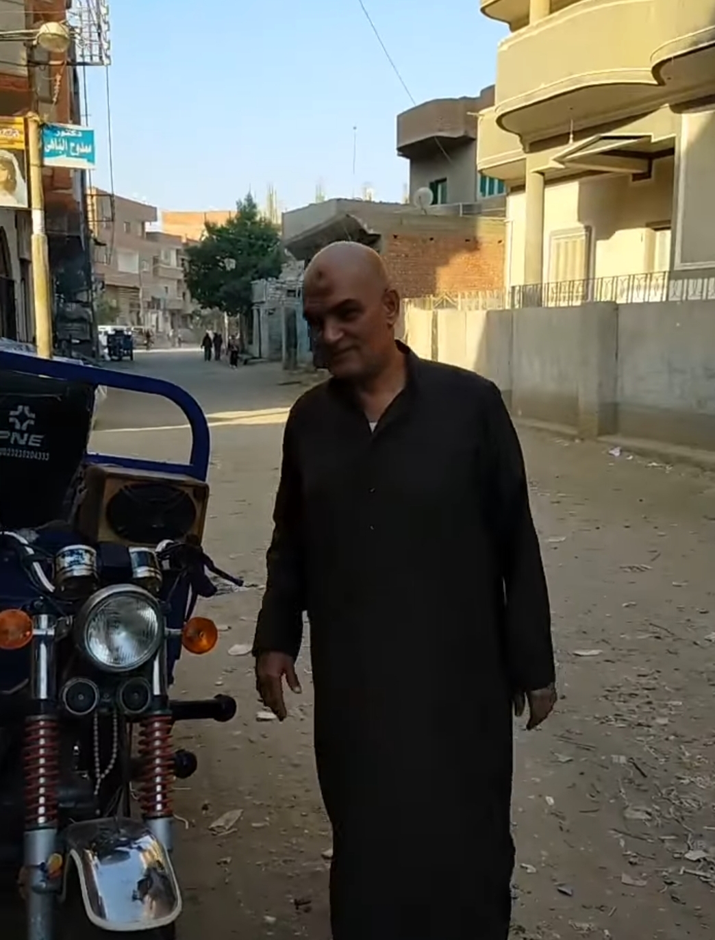 الدكتور إبراهيم الشاهد، أثناء عمله على التروسيكل