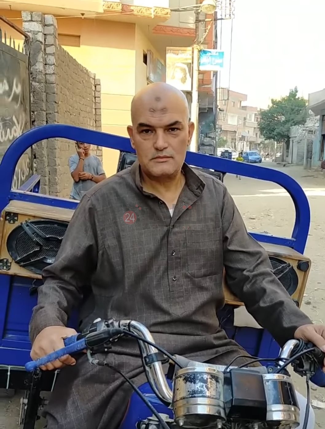 الدكتور إبراهيم الشاهد، أثناء عمله على التروسيكل