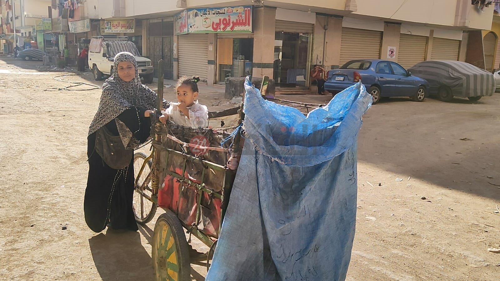  أم ملك تعمل على تروسيكل لجمع الخردة بالغردقة