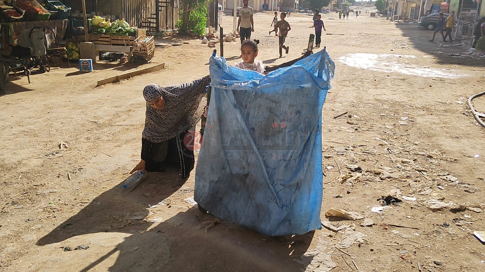  أم ملك تعمل على تروسيكل لجمع الخردة بالغردقة