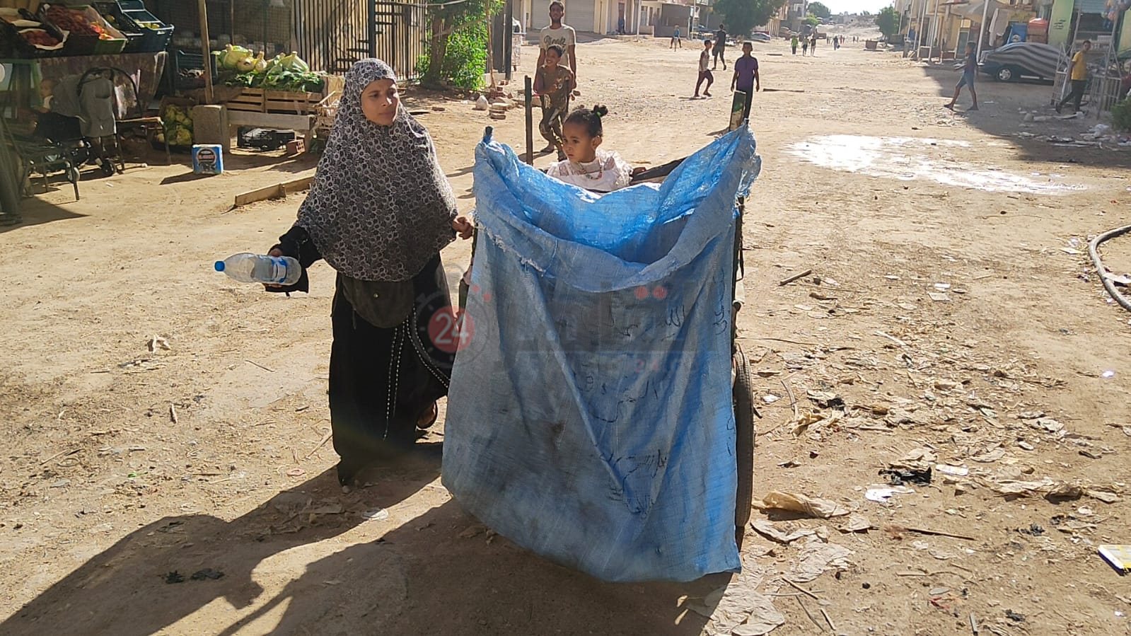  أم ملك تعمل على تروسيكل لجمع الخردة بالغردقة