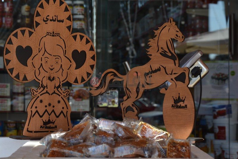 عروسة وحصان من الخشب