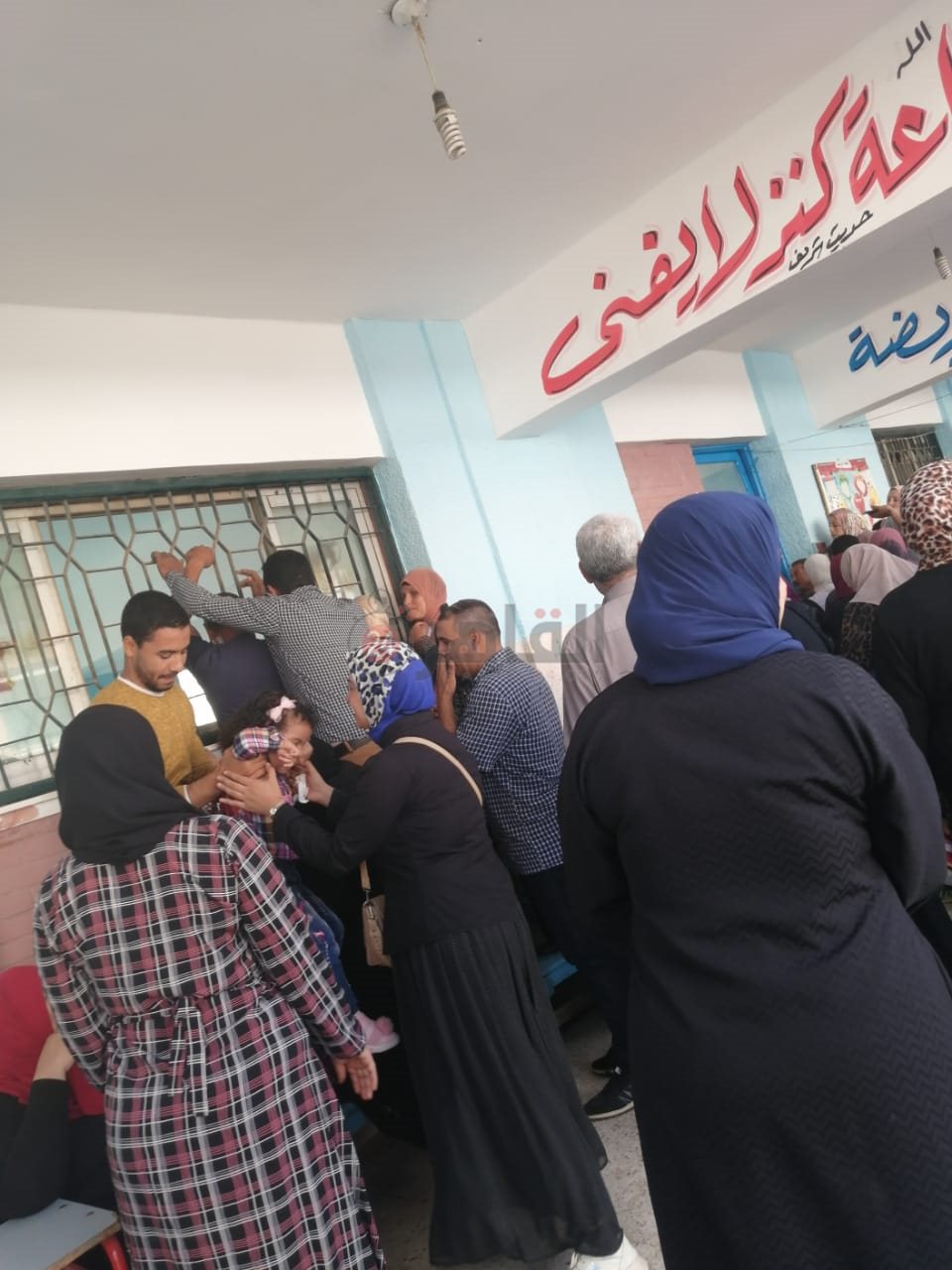 زحام أولياء الأمور لحجز أول مقعد لأبنائهم بالشرقية 01