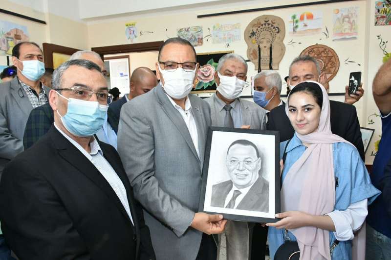 طالبة ترسم بورترية لمحافظ الشرقية في أول يوم دراسة